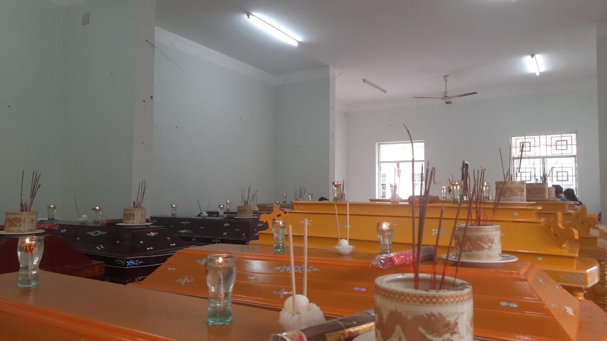 Những chiếc quan tài của nạn nhân xấu số được tại nhà tang lễ.