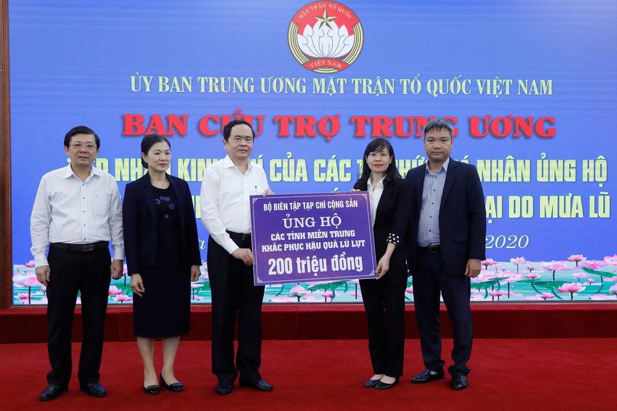 Chủ tịch Trần Thanh Mẫn tiếp nhận ủng hộ từ Tạp chí Cộng sản. Ảnh: Quang Vinh.