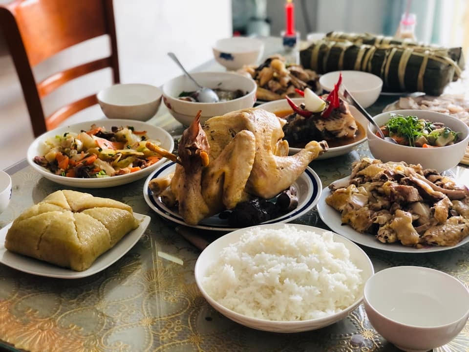 Một mâm cơm tất niên với đầy đủ các món truyền thống, lại có cả bánh chưng và bánh tét nhé!