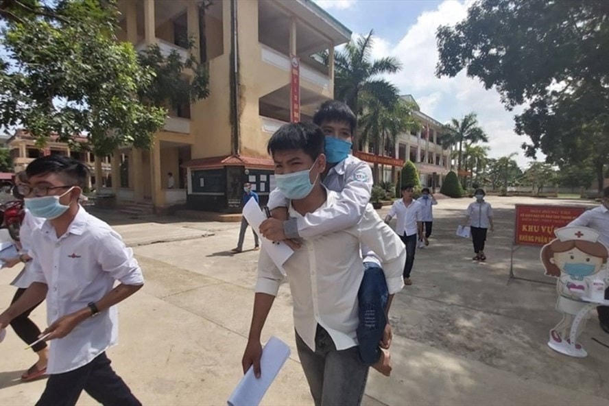 Hình ảnh Ngô Văn Hiếu cõng bạn khiến mọi người xúc động.