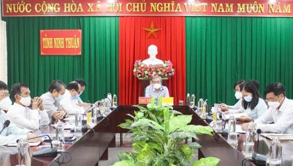 Ông Lê Văn Bình, Chủ tịch Ủy ban MTTQ Việt Nam tỉnh Ninh Thuận, chủ trì tọa đàm phản biện.