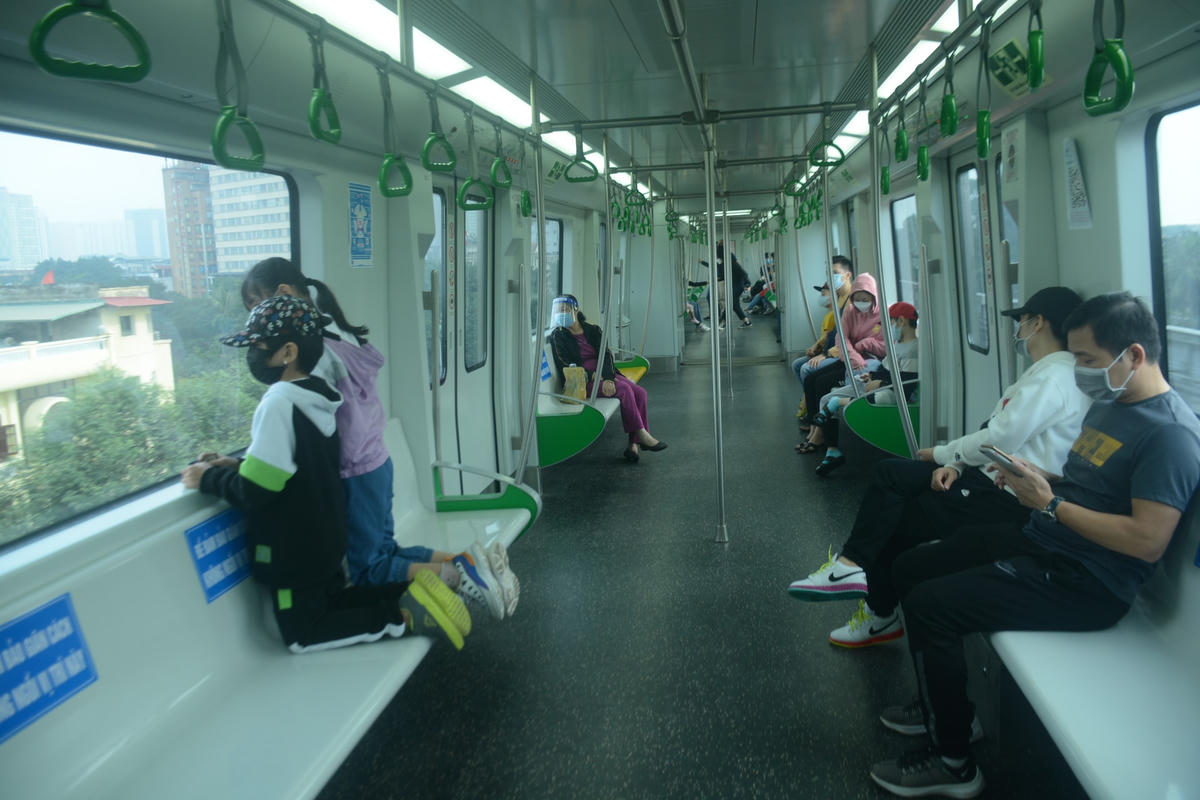 So với hôm qua, ngày cuối tàu chạy miễn phí rất đông hành khách đi trải nghiệm, trong sáng nay không khí ảm đạm trái ngược hoàn toàn.