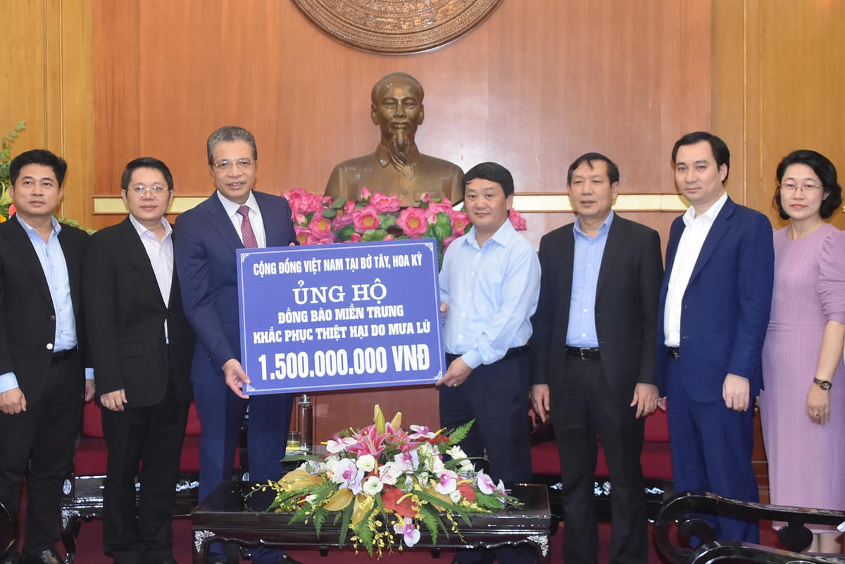 Phó Chủ tịch – Tổng Thư ký Hầu A Lềnh tiếp nhận ủng hộ từ Cộng đồng người Việt Nam tại Bờ Tây Hoa Kỳ.