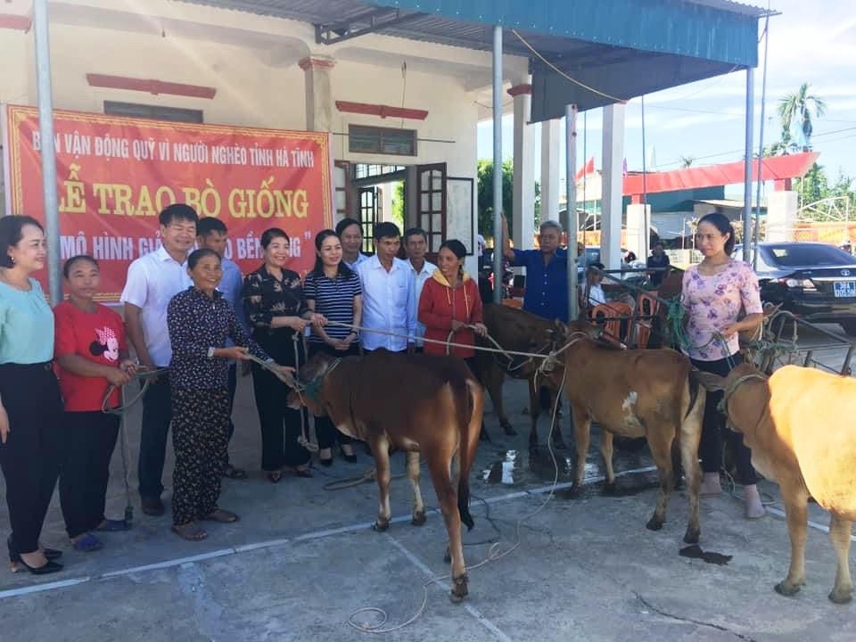 Mặt trận Hà Tĩnh hỗ trợ bò giống cho người dân vùng lũ.