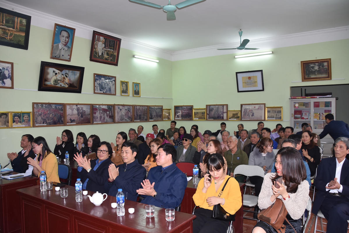 Bà con xã Đông Xuân chung vui cùng tập thể báo Đại Đoàn Kết tại chương trình.