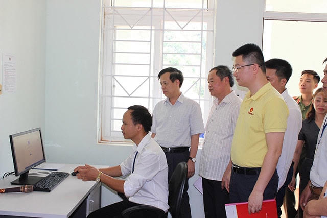 'Cõng'... loa lên núi cùng người dân phòng, chống dịch Covid-19