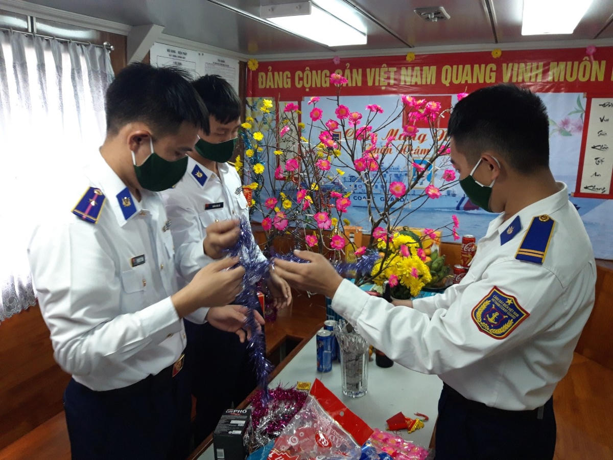 Cán bộ, chiến sỹ tàu CSB 4038 trang trí phòng đón xuân của tàu trước khi đi làm nhiệm vụ.