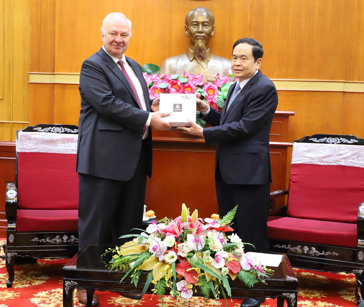 Chủ tịch Trần Thanh Mẫn tặng quà Đại sứ Konstantin Vnukov.