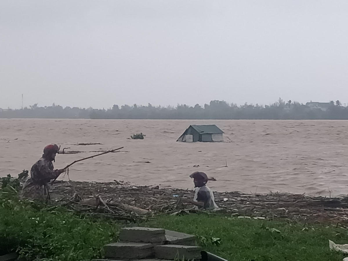 Nhiều người vẫn liều mình vớt củi.