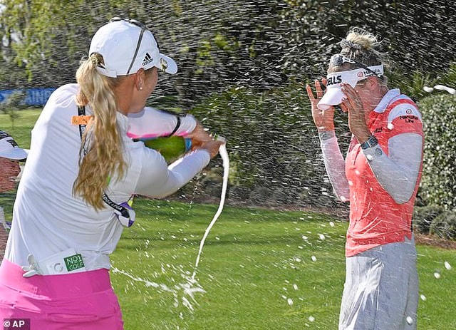 Jessica Korda trong phút giây ăn mừng chức vô địch của Nelly Korda.  
