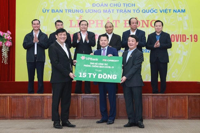 Thủ tướng Chính phủ Nguyễn Xuân Phúc và Chủ tịch UBTƯ MTTQ Việt Nam Trần Thanh Mẫn tại lễ phát động "Toàn dân tham gia ủng hộ phòng, chống dịch Covid -19" do Đoàn Chủ tịch UBTƯ MTTQ Việt Nam phát động.  