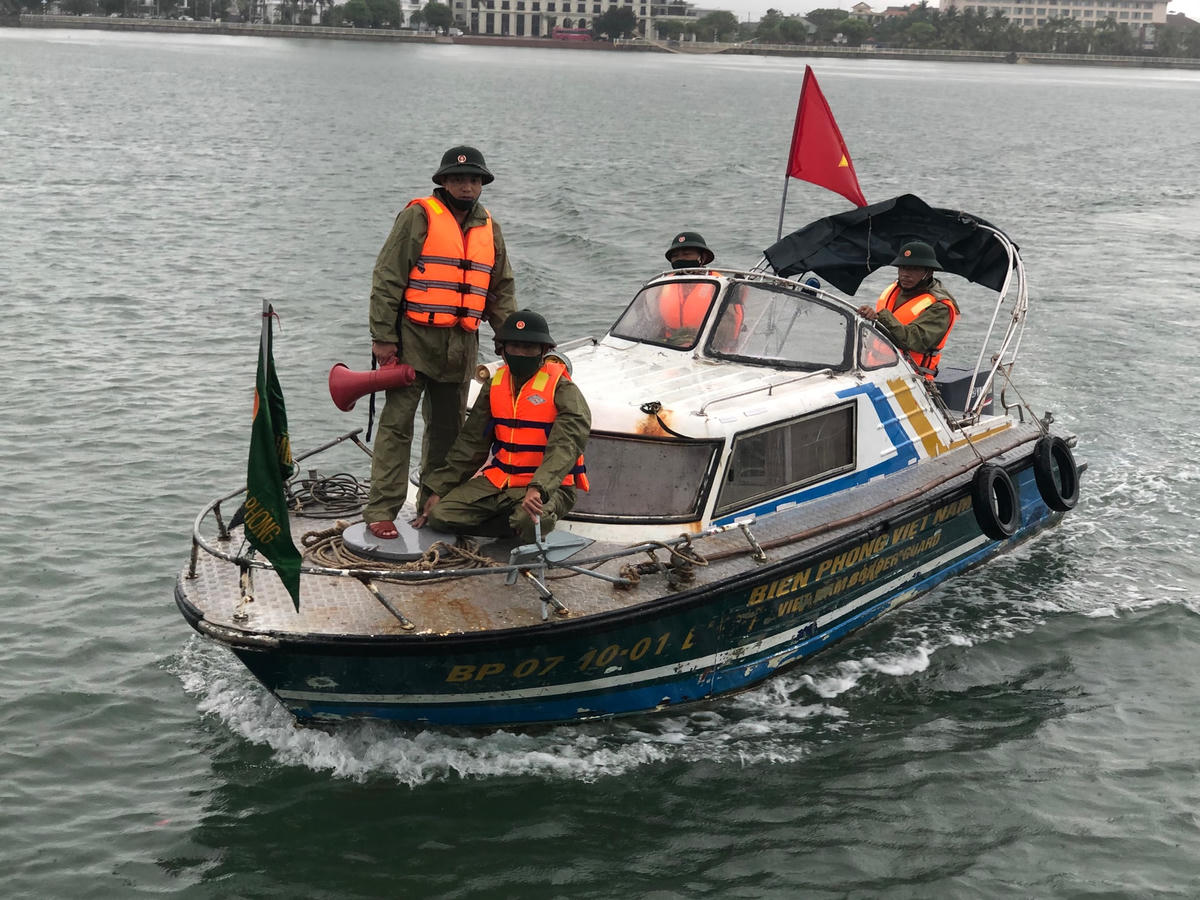 Bộ đội Biên phòng Quảng Bình kêu gọi tàu thuyền vào nơi tránh trú an toàn.