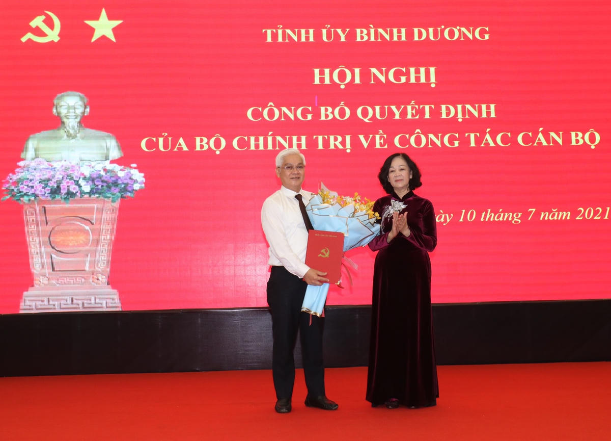 Bà Trương Thị Mai trao Quyết định điều động, phân công ông Nguyễn Văn Lợi làm Bí thư Tỉnh ủy Bình Dương.