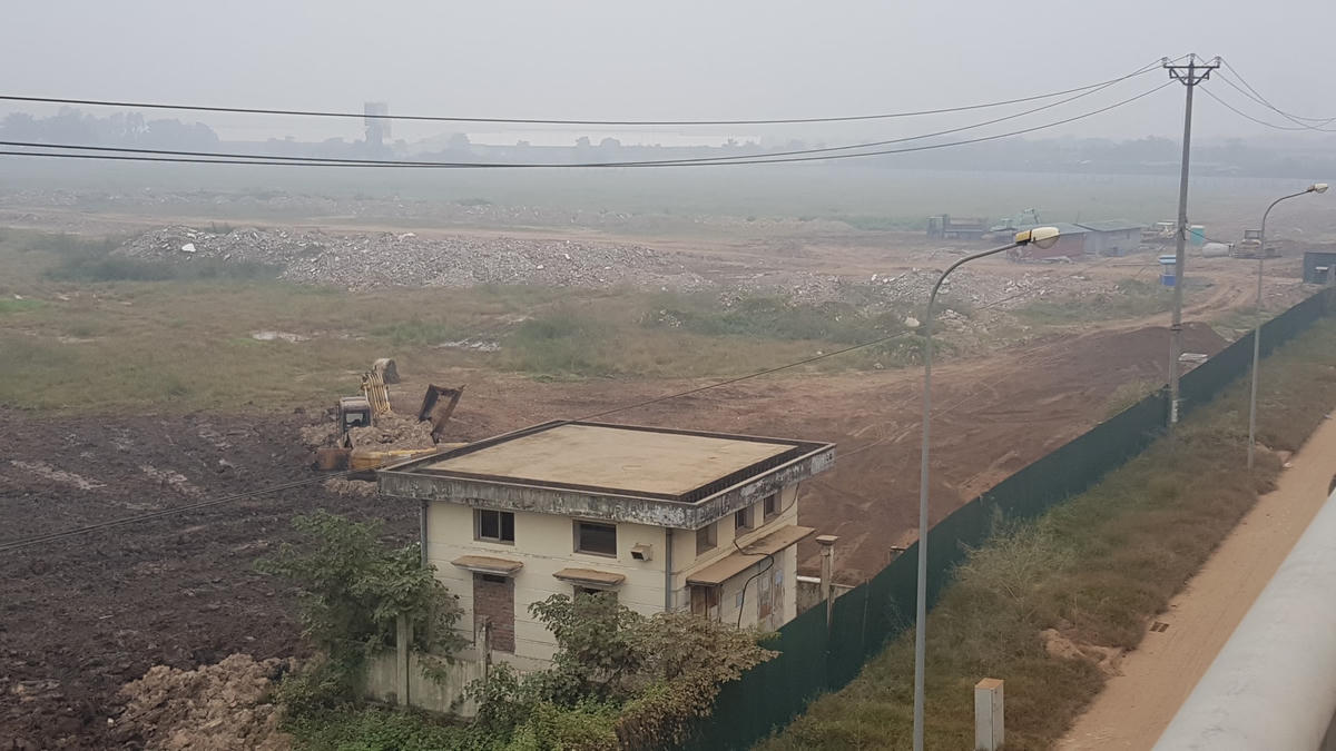 “Trung tâm hàng hóa” sau gần 20 năm vẫn chỉ là bãi đất trống, tập kết phế thải xây dựng.