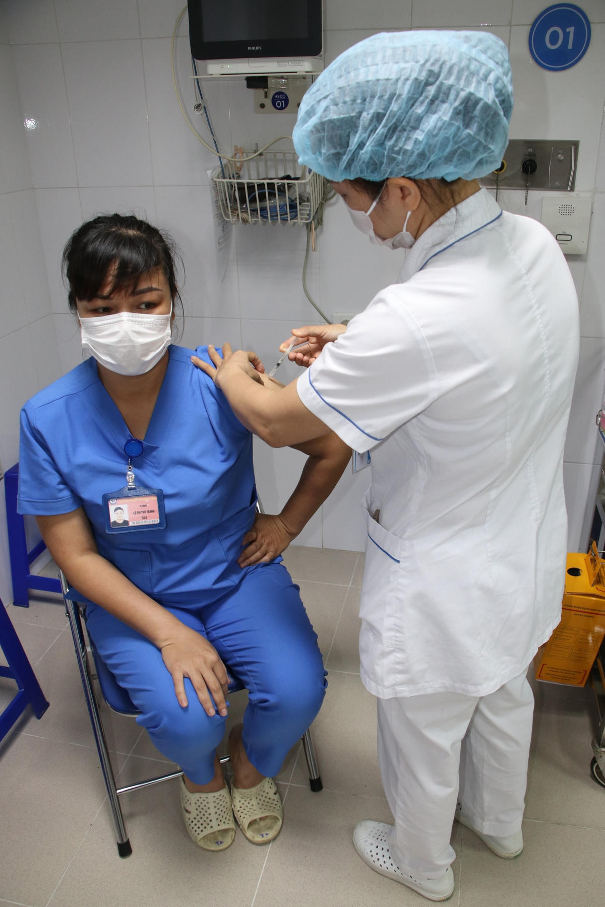 Bệnh viện Phụ sản Trung ương tiêm vaccine Covid-19 cho cán bộ, nhân viên y tế