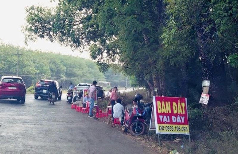 Không ít những người hoạt động môi giới tự do, thoải mái giao dịch bất động sản mà không có chứng chỉ. Ảnh minh họa.