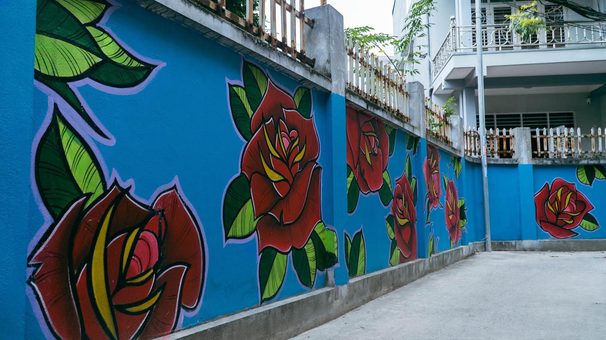 Thay vì phun sơn tốn kém, nhóm họa sĩ đã dùng cọ vẽ để hoàn thành bức tranh.