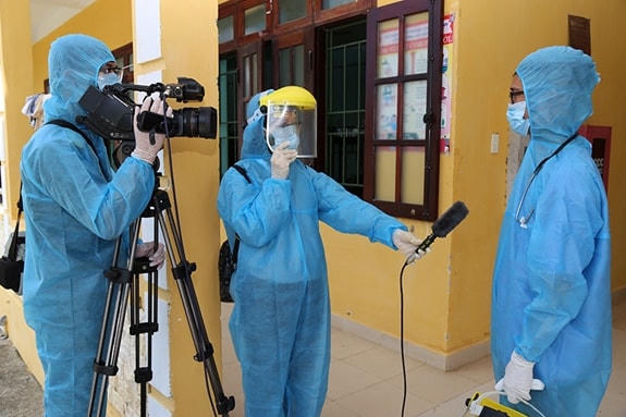 Phóng viên Báo - Truyền hình Quân khu 5 tác nghiệp tại khu cách ly tập trung của các đơn vị thuộc Quân khu 5 (Đà Nẵng).  