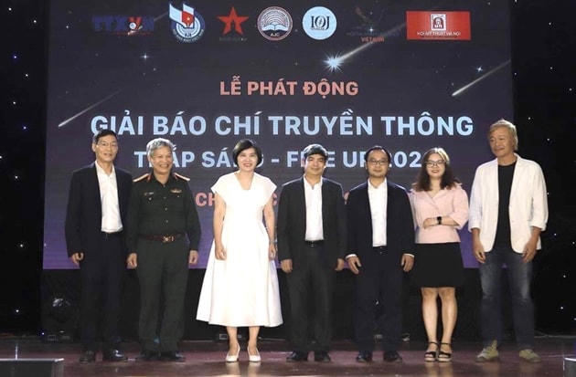 Các thành viên Ban tổ chức Giải Báo chí - Truyền thông Thắp sáng - Fire Up 2020. Ảnh: Hằng Thu.