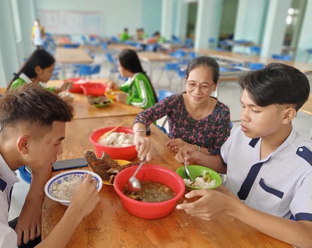 Nhiều học sinh xem cô Dung như "người mẹ thứ hai" hết mực ân cần chăm lo cho các em.  