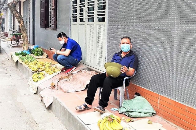 Người dân bán hàng cũng ý thức ngồi cách xa nhau không san sát như trước