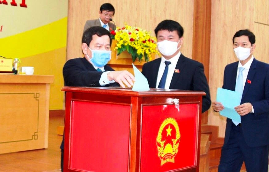 Lãnh đạo tỉnh Quảng Ngãi bỏ phiếu bầu các chức danh chủ chốt của HĐND tỉnh khóa XIII.