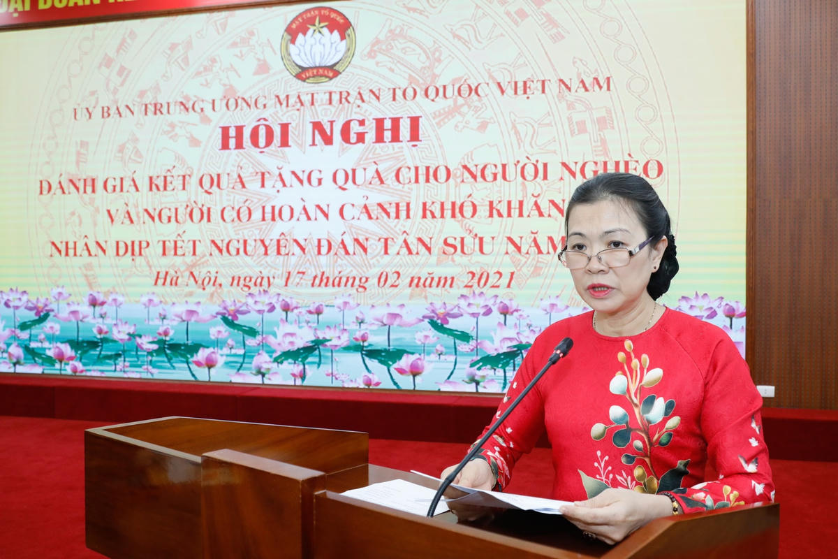 Phó Chủ tịch Trương Thị Ngọc Ánh trình bày báo cáo tổng hợp kết quả tặng quà Tết cho người nghèo, người có hoàn cảnh khó khăn nhân dịp Tết Nguyên đán Tân Sửu năm 2021. Ảnh Quang Vinh.
