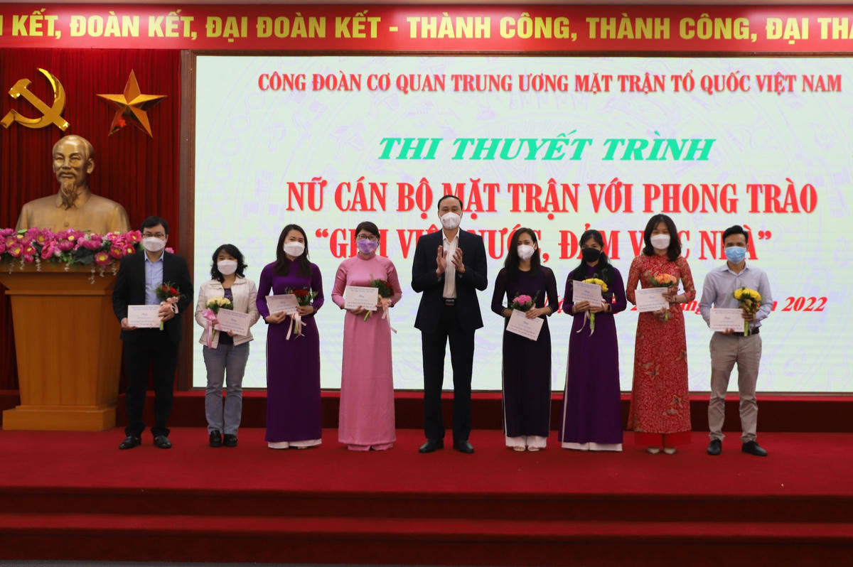Phó Chủ tịch Phùng Khánh Tài trao Giải khuyến khích cho Công đoàn các Ban, đơn vị.