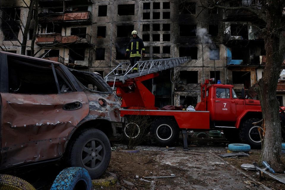 Một tòa nhà bị cháy ở quận Obolon, thủ đô Kiev, Ukraine. Ảnh: Reuters.