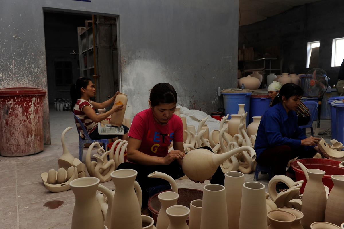 Nghệ nhân trẻ làng gốm. Ảnh: Quang Vinh
