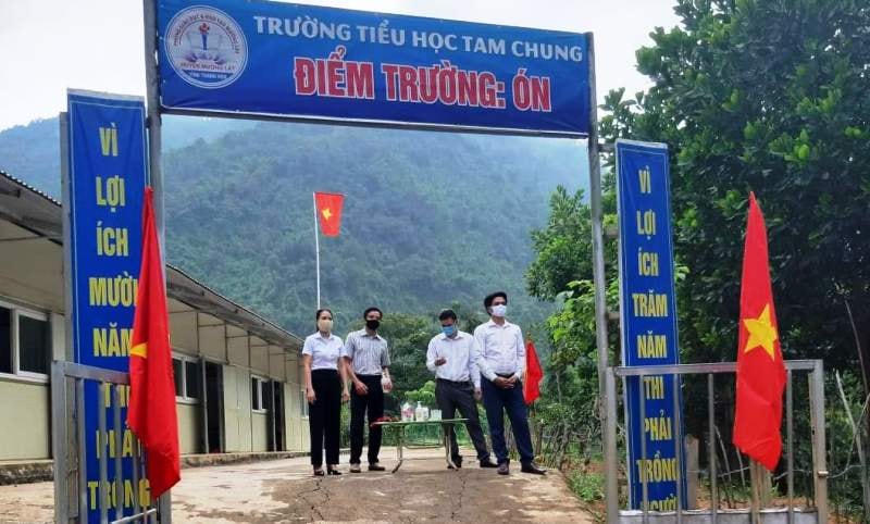 Thầy cô giáo ở điểm lẻ bản Ón - Trường Tiểu học Tam Chung (Mường Lát, Thanh Hoa) chuẩn bị đón học sinh trở lại trường.