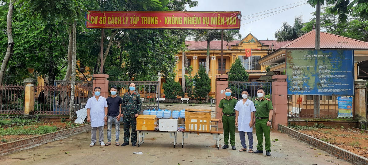 Anh Nông Tiến Quân (thứ 2 từ trái sang) tại tổ Vĩnh Khang, thị trấn Vĩnh Lộc tặng 80 suất ăn cho khu cách ly tập trung của huyện Chiêm Hóa.