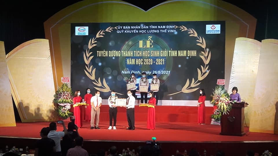 Trước khi bước vào năm học mới, tỉnh Nam Định tổ chức lễ tuyên dương HS giỏi năm học 2020-2021.