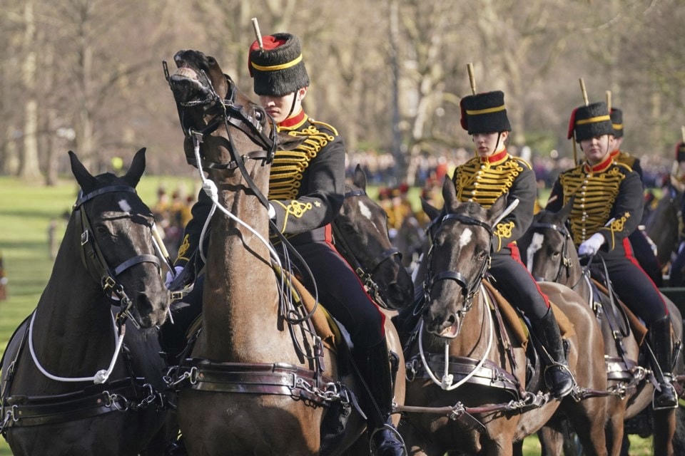 Đội binh bắn đại bác kỷ niệm 70 năm trị vì của Nữ hoàng Anh Elizabeth II. Ảnh: Coast Reporter.