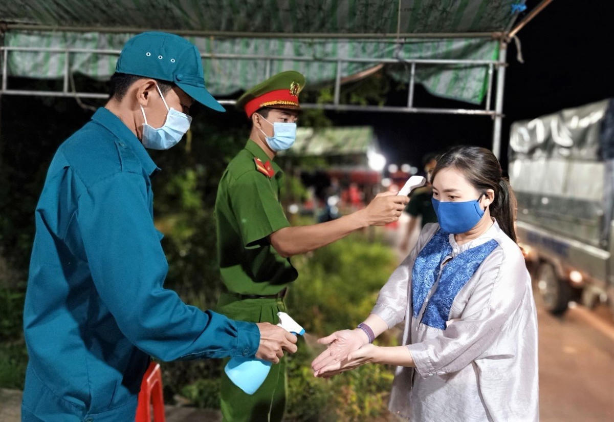 Kiểm soát, sát khuẩn, đo thân nhiệt mọi người vào Bạc Liêu. 