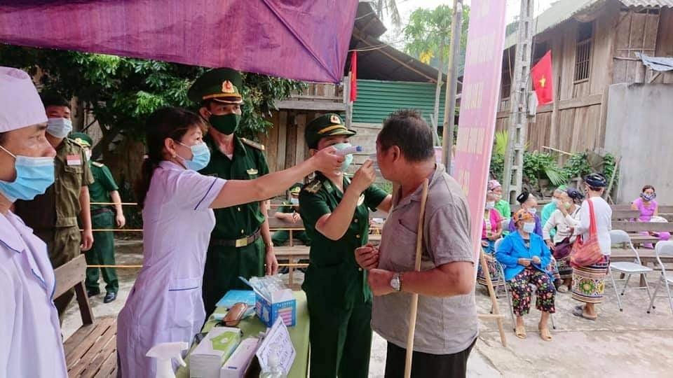 Đo nhiệt độ trước lúc vào phòng bầu cử cho ngời dân xã Nhôn Mai, huyện Tương Dương (Ảnh: Lê Thạch).