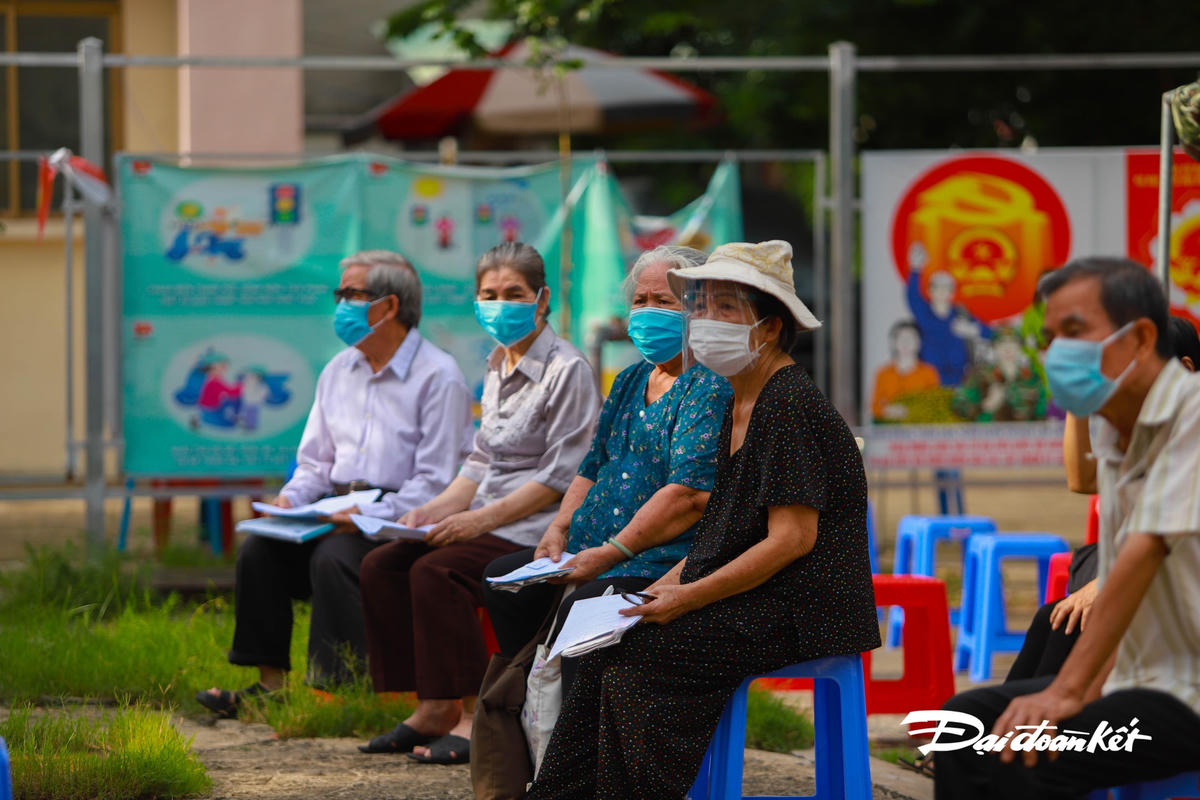 Những người trên 65 tuổi đang chờ đến lượt được tiêm vaccine