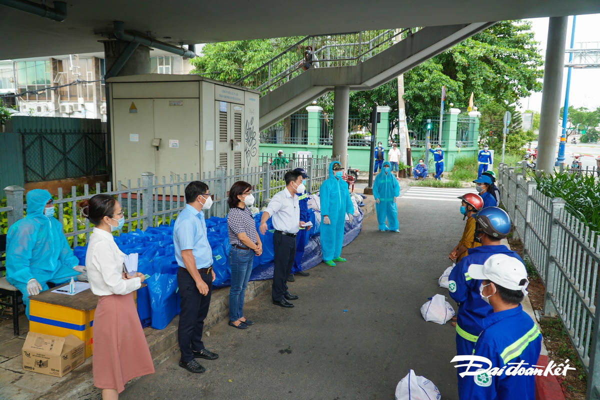 MTTQ Quận 5 tổ chức chăm lo cho lực lượng thu gom rác trên địa bàn quận.