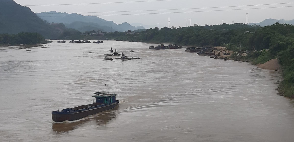 Tàu cát khai thác tấp lập khu vực cầu Tân Hà (Tp. Tuyên Quang)