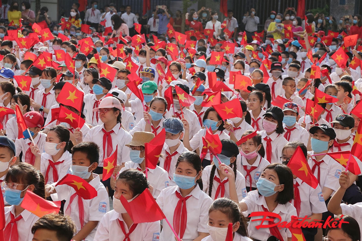 Các em học sinh khối lớp 6 trong ngày đầu tiên đến trường mới.