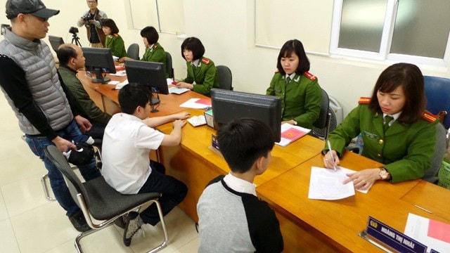 Làm thủ tục cấp căn cước công dân ở Hà Nội. (Ảnh minh hoạ).