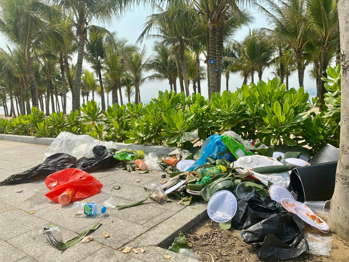 Đủ loại rác thải tạp nham bị vứt bỏ một cách bừa bãi, vô ý thức đã bốc mùi hôi thối, gây ô nhiễm môi trường.