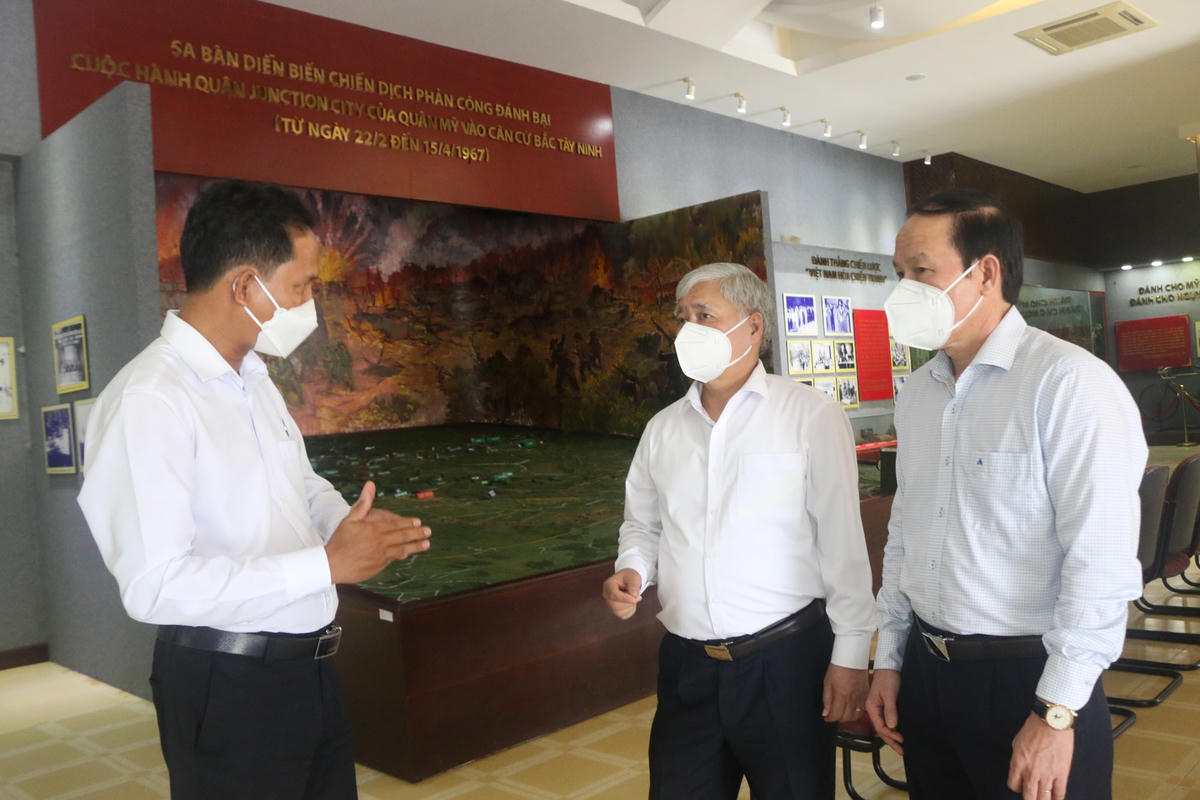 Chủ tịch Đỗ Văn Chiến và Phó Chủ tịch - Tổng Thư ký Lê Tiến Châu nghe thuyết trình tại khu di tích.