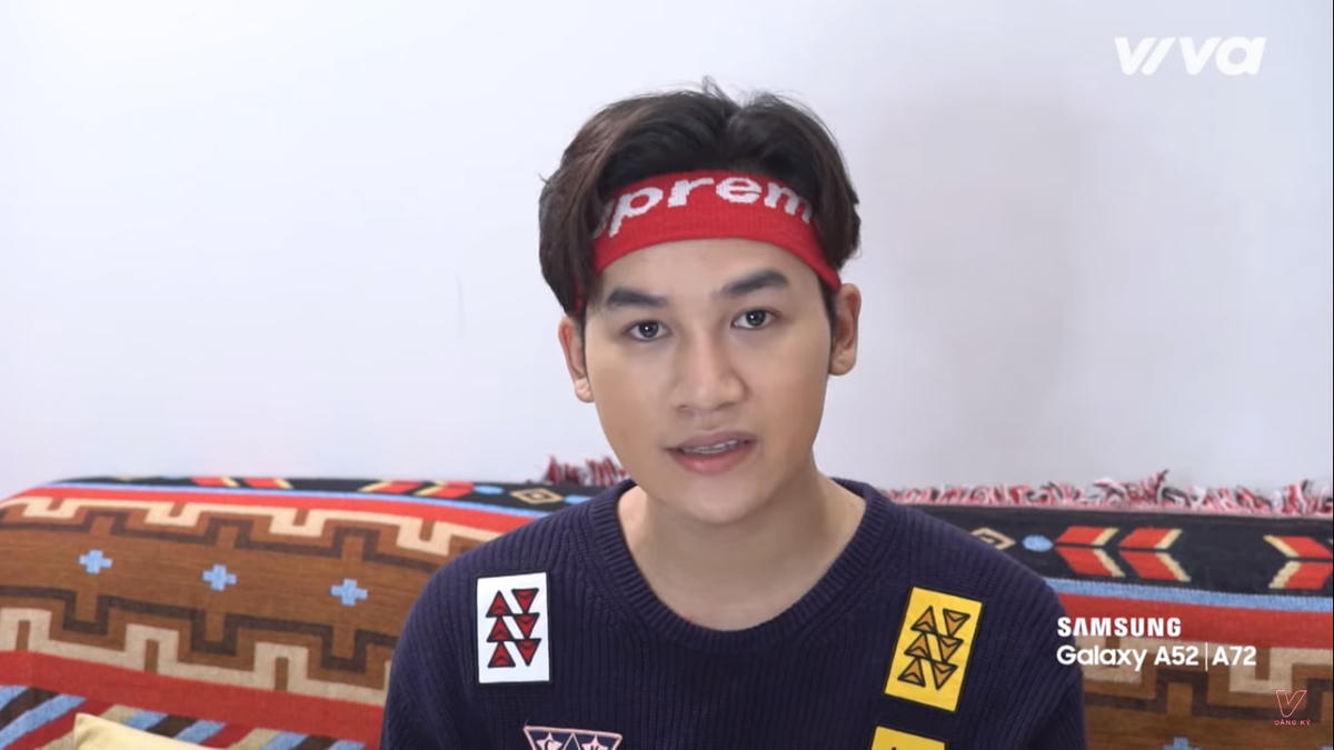 Ali Hoàng Dương giao lưu trực tuyến cùng ekip chương trình và khán giả.