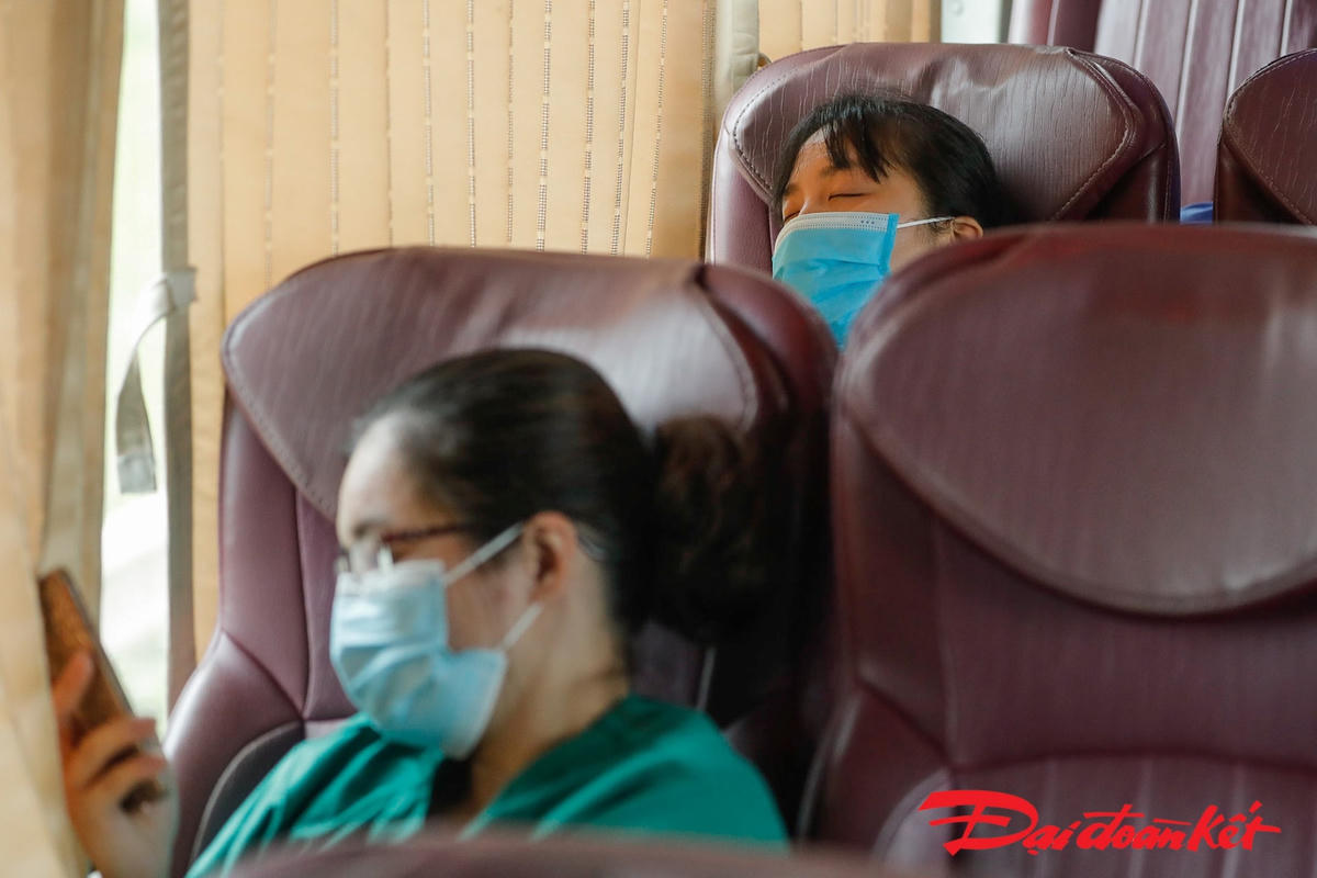 [ẢNH] 200 nhân viên y tế Quảng Ninh lên đường hỗ trợ Bắc Giang chống dịch