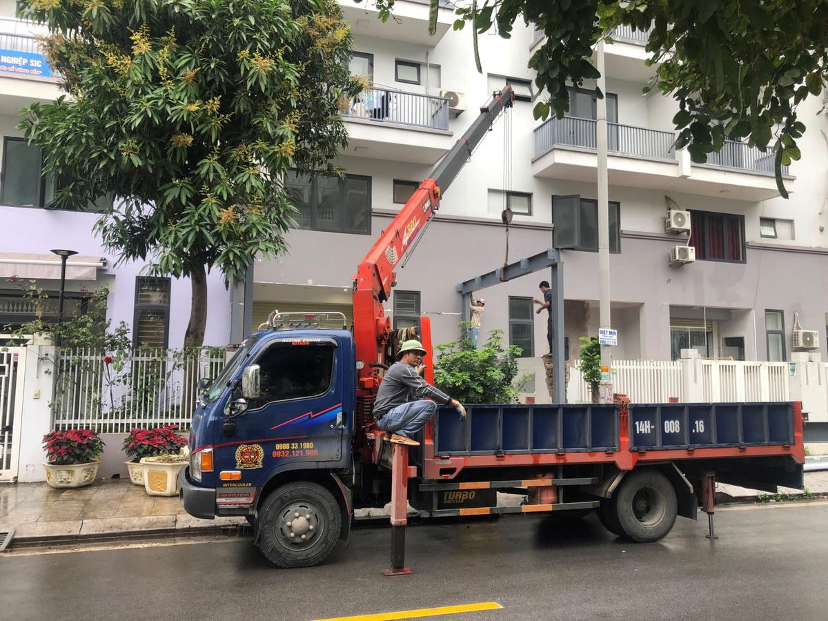 Các hộ dân Khu đô thị Monbay tự nguyện tháo dỡ công trình cơi nới trái phép. Ảnh: Halong.gov.vn