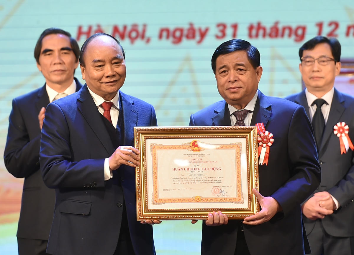 Thủ tướng Nguyễn Xuân Phúc trao Huân chương Lao động hạng Nhất cho Bộ trưởng Nguyễn Chí Dũng. - Ảnh: VGP/Quang Hiếu.  