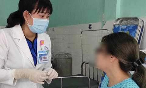 Bác sĩ Bệnh viện Da liễu TP HCM điều trị cho bệnh nhân bị tai biến do tiêm filler.