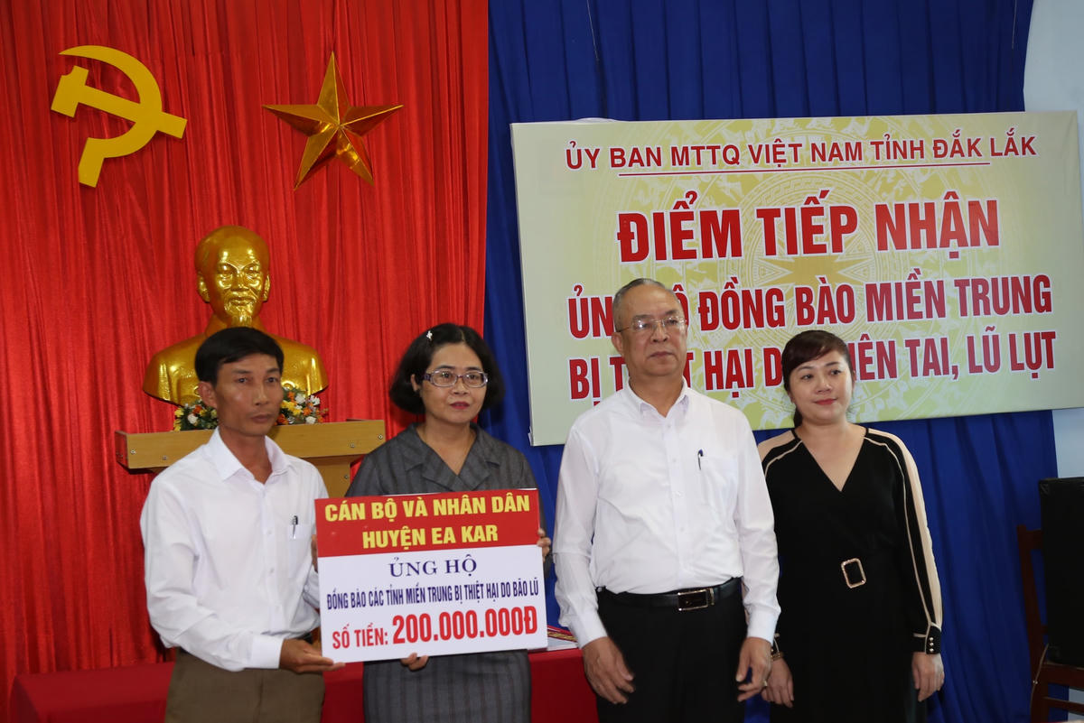 Ủy ban MTTQ Việt Nam tỉnh Đắk Lắk tiếp nhận số tiền ủng hộ đồng bào miền Trung bị thiệt hại do thiên tai, lũ lụt. 
