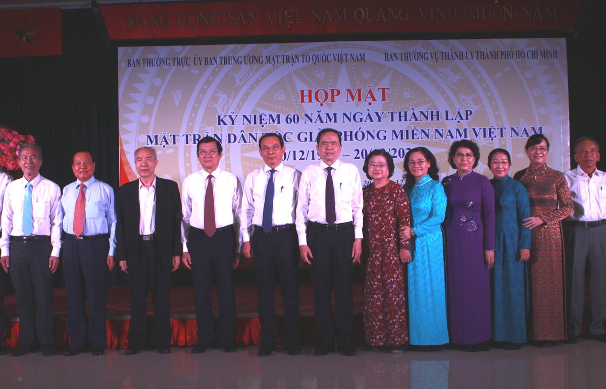Các đại biểu chụp ảnh lưu niệm tại buổi họp mặt.